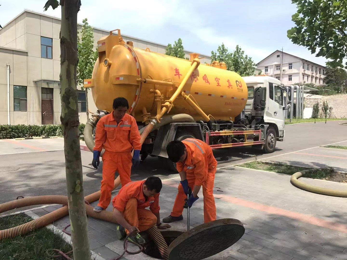 长寿管道疏通车停在窨井附近