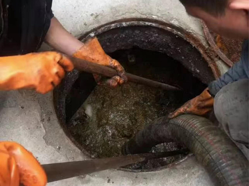 长寿清理化粪池时如何避免沼气的危害?